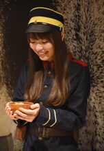 ウサギのチタタプの汁物を手にした内田理央。