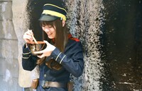 ユクオハウを食べる内田理央。