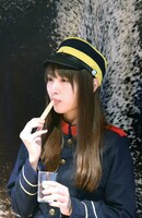 カエデの氷柱をイメージしたデザートを食べる内田理央。