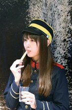 カエデの氷柱をイメージしたデザートを食べる内田理央。