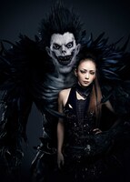 「デスノート Light up the NEW world」と安室奈美恵のコラボビジュアル。