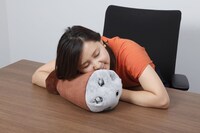 「ひとやすみ腕枕（アームピロー）クッションアッガイ」