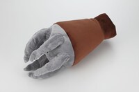 「ひとやすみ腕枕（アームピロー）クッションアッガイ」は爪の伸縮が可能。