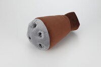 「ひとやすみ腕枕（アームピロー）クッションアッガイ」は爪の伸縮が可能。