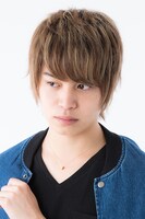 千年パズルモデルのネックレスの着用イメージ。