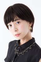 千年リングモデルのイヤリングの着用イメージ。