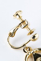 千年リングモデルのイヤリング。