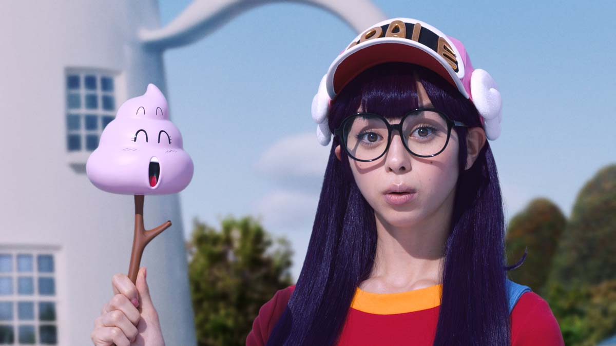 GUの新CM「アラレがスカート!?」篇より。中条あやみ演じるアラレ。