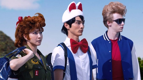 左から内田有紀演じるあかね、高良健吾演じるピースケ。