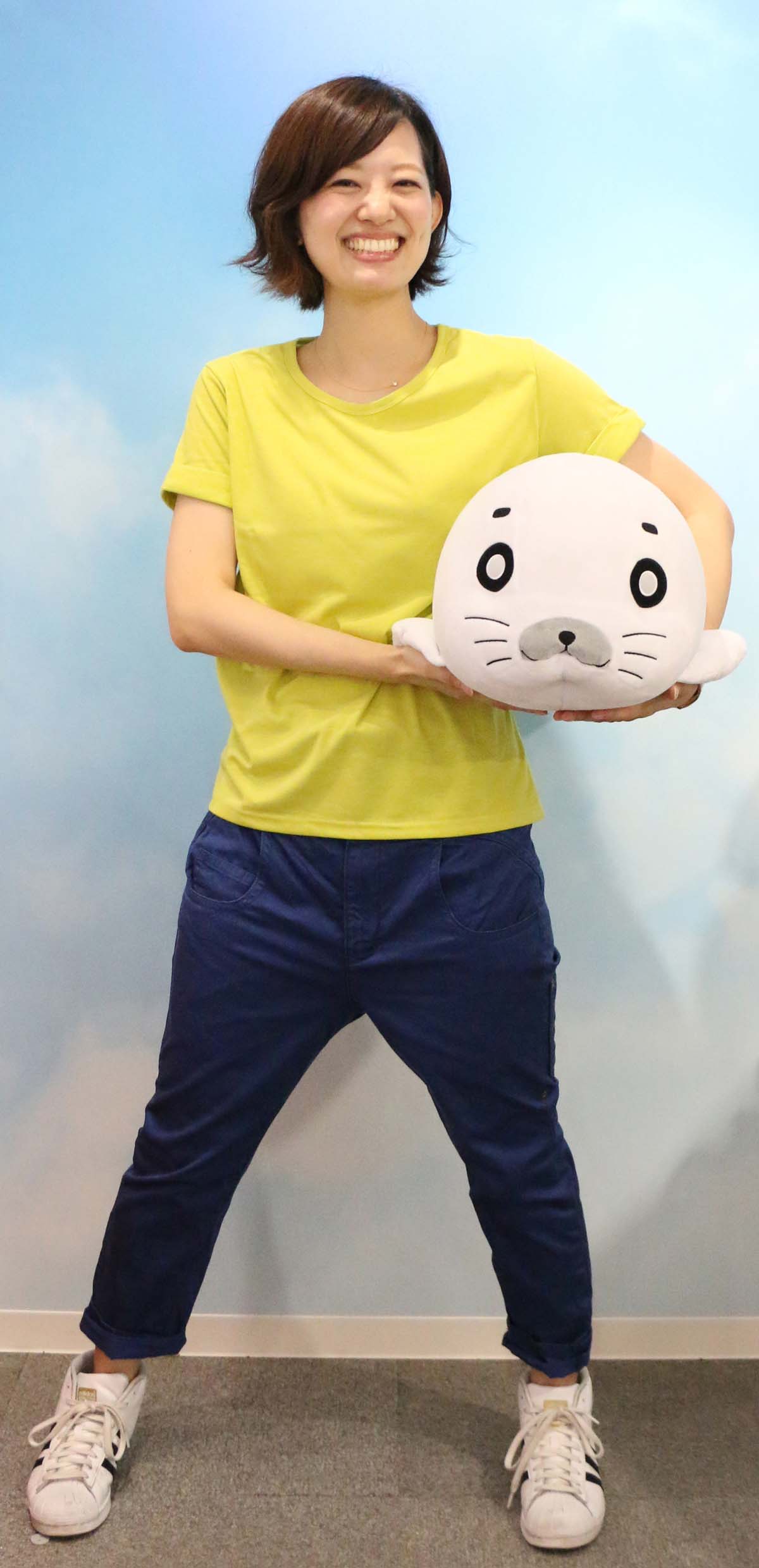 「ほぼ1/1ゴマちゃん」を抱きかかえた実際の写真。