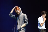 北村諒演じる椎名翼（左）。