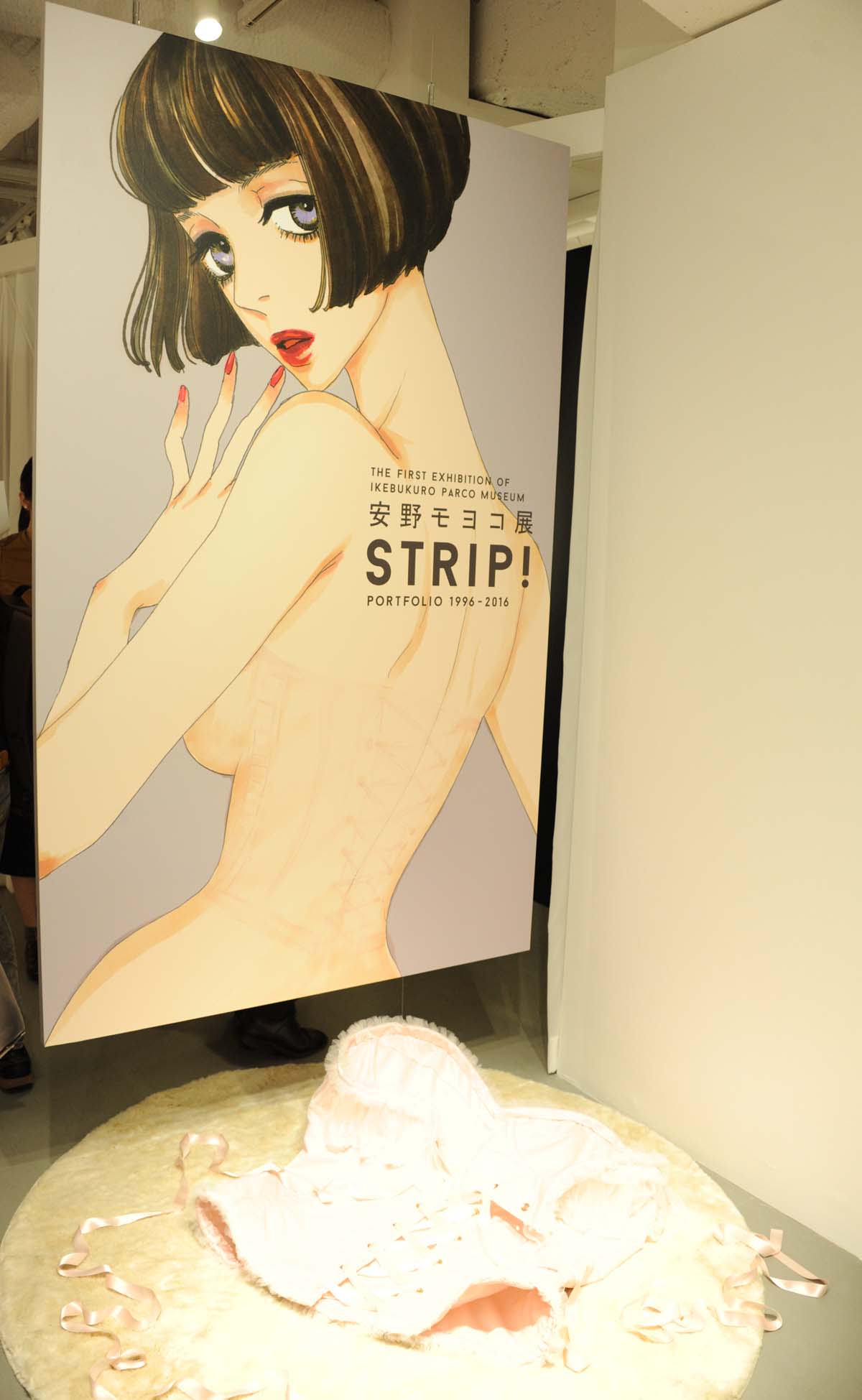 「安野モヨコ展 STRIP! PORTFOLIO 1996-2016」メインビジュアルの巨大パネル。