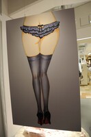 「安野モヨコ展 STRIP! PORTFOLIO 1996-2016」メインビジュアルの巨大パネル（裏側）。