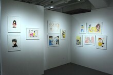 「安野モヨコ展 STRIP! PORTFOLIO 1996-2016」の様子。