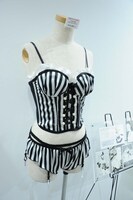 安野モヨコのデザインをもとに制作されたランジェリーセット。