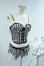 安野モヨコのデザインをもとに制作されたランジェリーセット。