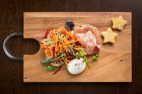 「生ハムとキャロットラぺのオープンスカイサンド」