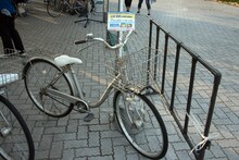 ドラマ「弱虫ペダル」で監修を務めたスポーツサイクル専門店・ワイズロードの協力で、球場外にはドラマで使われた自転車や衣装の展示も。