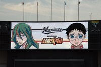 QVCマリンフィールドのビジョンに映された巻島裕介（左）と小野田坂道。