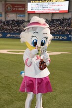 「弱虫ペダル」の単行本を読む、マスコットキャラのリーンちゃん。