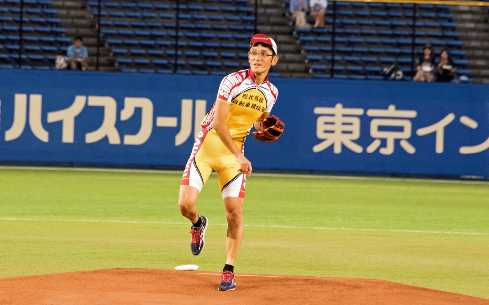 投球する渡辺航。