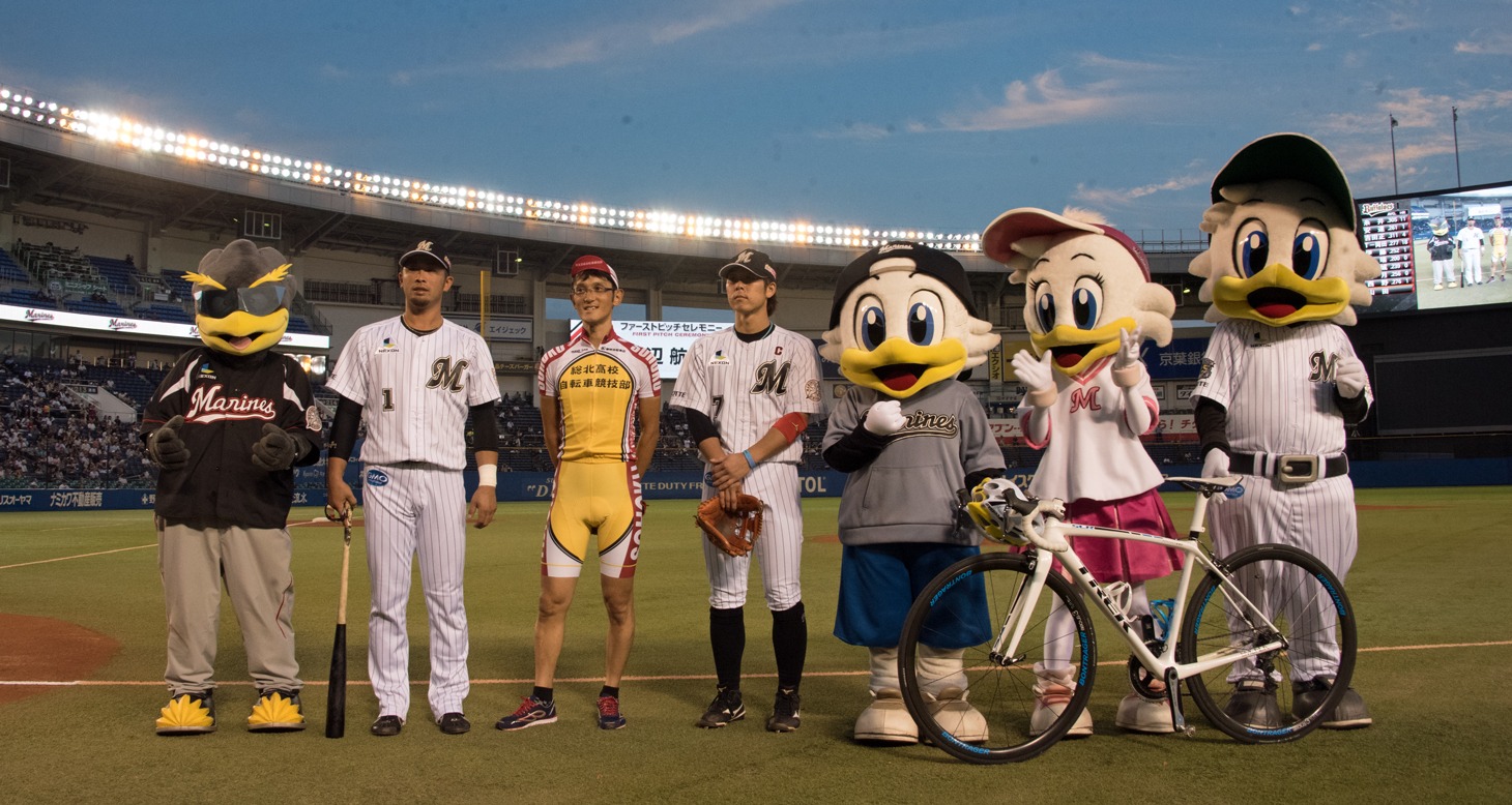 千葉ロッテマリーンズ対オリックス・バファローズ試合開始前のファーストピッチセレモニーに登場した渡辺航（左から3人目）。