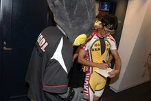 COOL（左）にサインを求められる渡辺航。