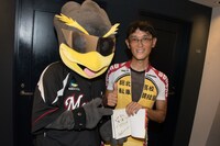 COOL（左）にサインを求められる渡辺航。