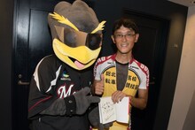 COOL（左）にサインを求められる渡辺航。