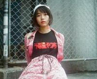 「うる星やつら×グリッチ刺繍 by Nukeme」の着用写真。（モデル：りりか／写真：石村望）