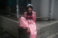 「うる星やつら×グリッチ刺繍 by Nukeme」の着用写真。（モデル：りりか／写真：石村望）