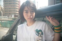 「うる星やつら×グリッチ刺繍 by Nukeme」の着用写真。（モデル：りりか／写真：石村望）