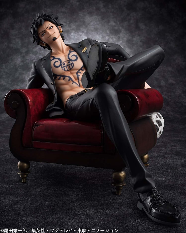 タトゥー覗くはだけ姿の One Piece ロー 椅子にドッシリ腰掛け立体化 コミックナタリー