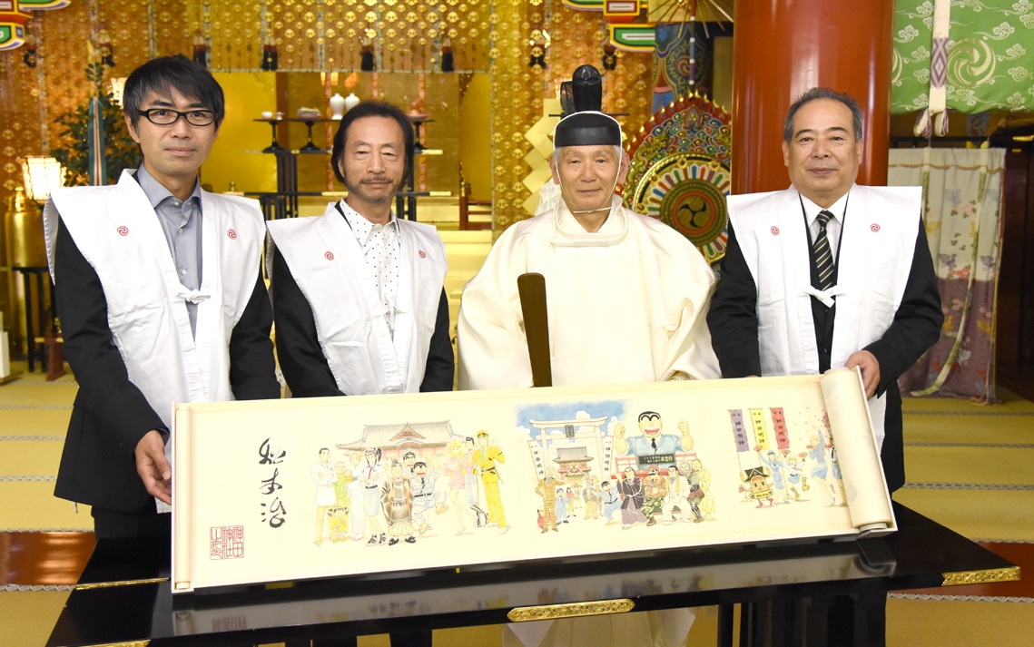 ニュース記事ランキング4位より、左から瓶子吉久編集長、秋本治、神田明神宮司、堀内丸恵氏。