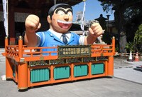 神田明神に展示された「こちら葛飾区亀有公園前派出所」の山車。