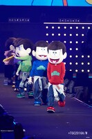 ランウェイを歩く6つ子たち。