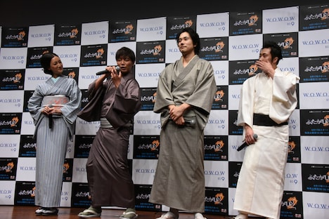 体の向きについて説明する成宮寛貴。