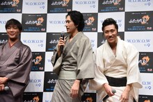 体が固いことを暴露され照れ笑いする早乙女太一（一番右）。