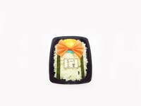 「蝶ネクタイは外せない、ギンのわかめ入りごはん弁当」