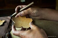 職人による「鎌倉でつくったオチビサンの花の豆皿」の制作風景。