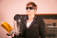 アフレコ中のGACKT。