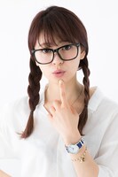 腕時計と飯田天哉モデルのブレスレットの着用イメージ。