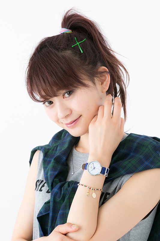 腕時計と緑谷出久モデルのブレスレットの着用イメージ。