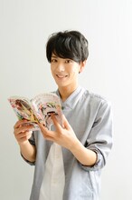 「ドルメンX」を手に取る黒羽麻璃央。（写真撮影／為広麻里）