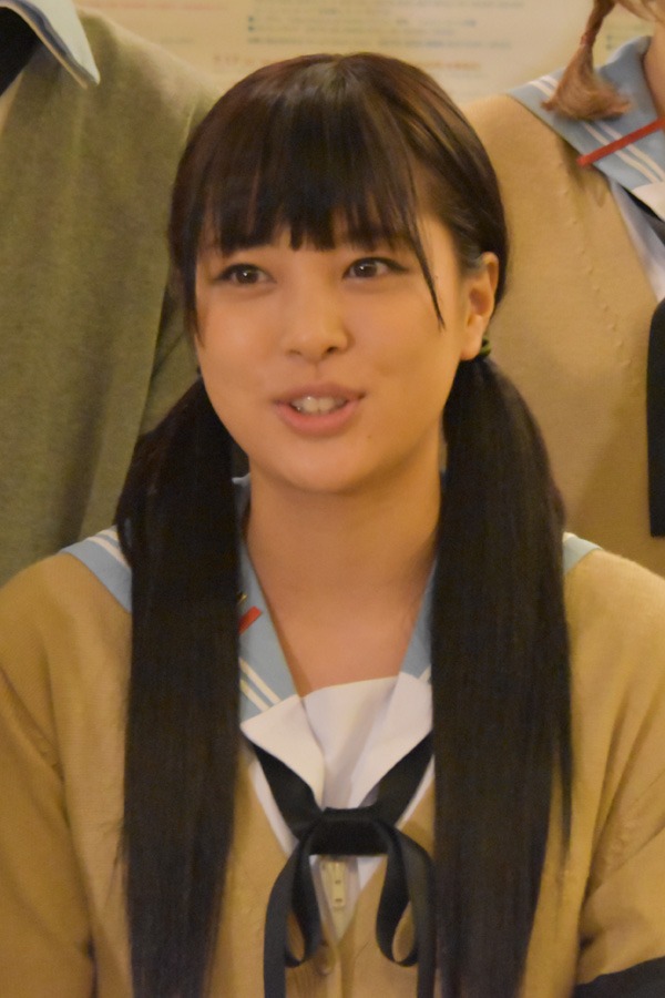 日代千鶴役の荒井萌。