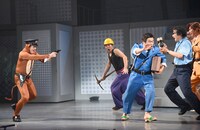 猿の格好をした部長に追いかけられる両さん。