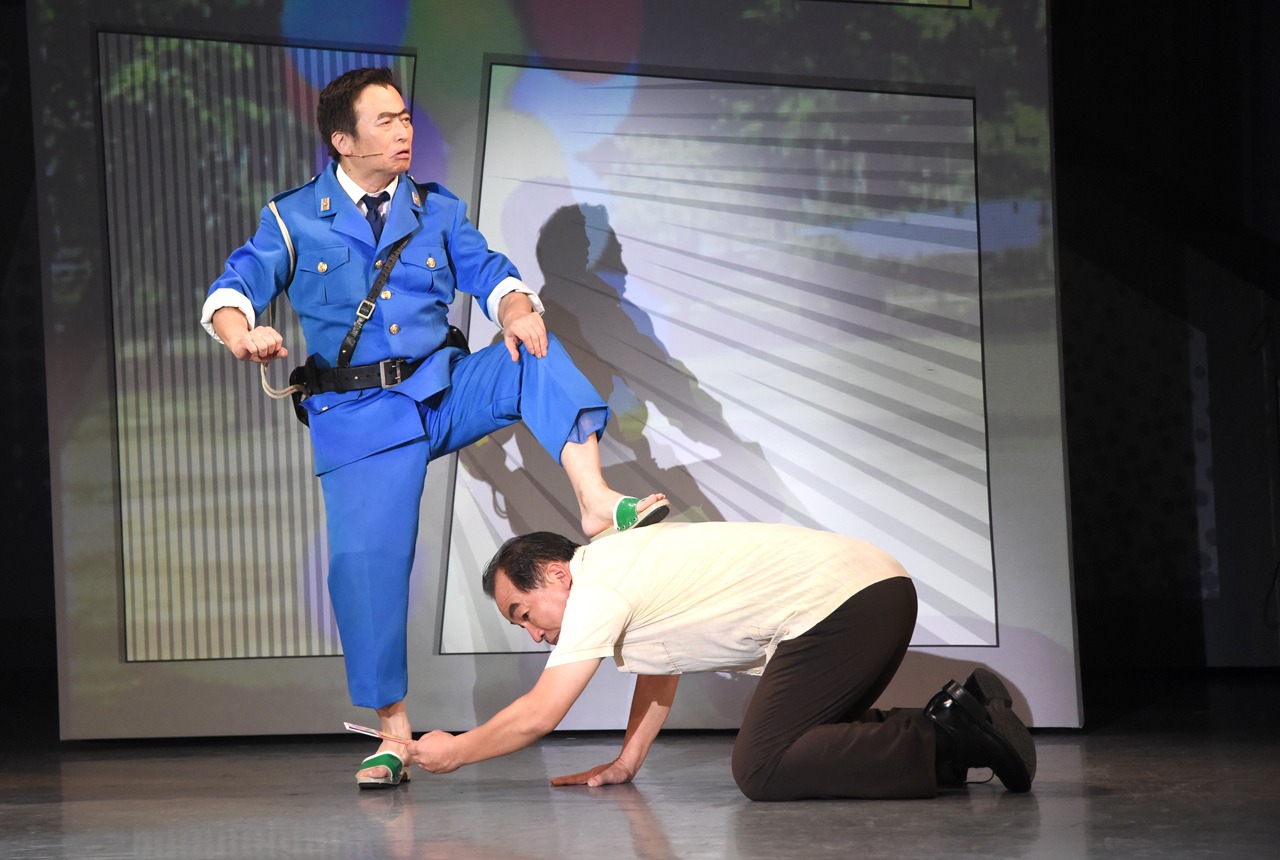 頼みごとをしてきた部長を、ぞんざいに扱う両さん。