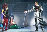 珍しく衣服を着用して登場した海パン刑事。