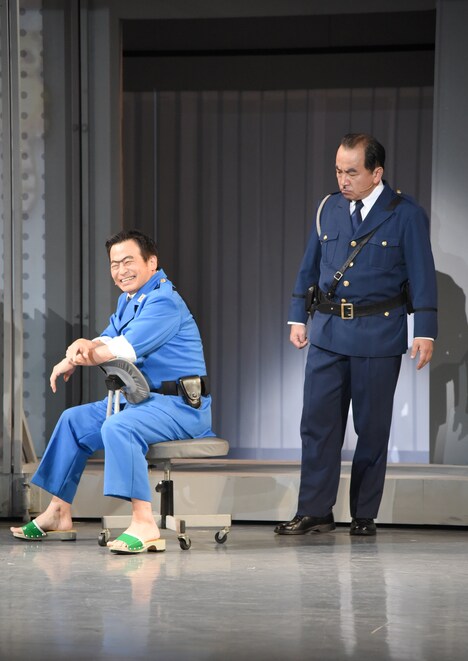 両さんは背後に本人がいることに気づかず、部長の悪口を言い続ける。