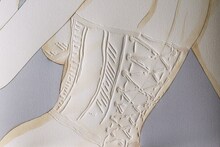 「安野モヨコ STRIP!」のカバー。うっすら残る、コルセットの跡を表現した印刷が施されている。